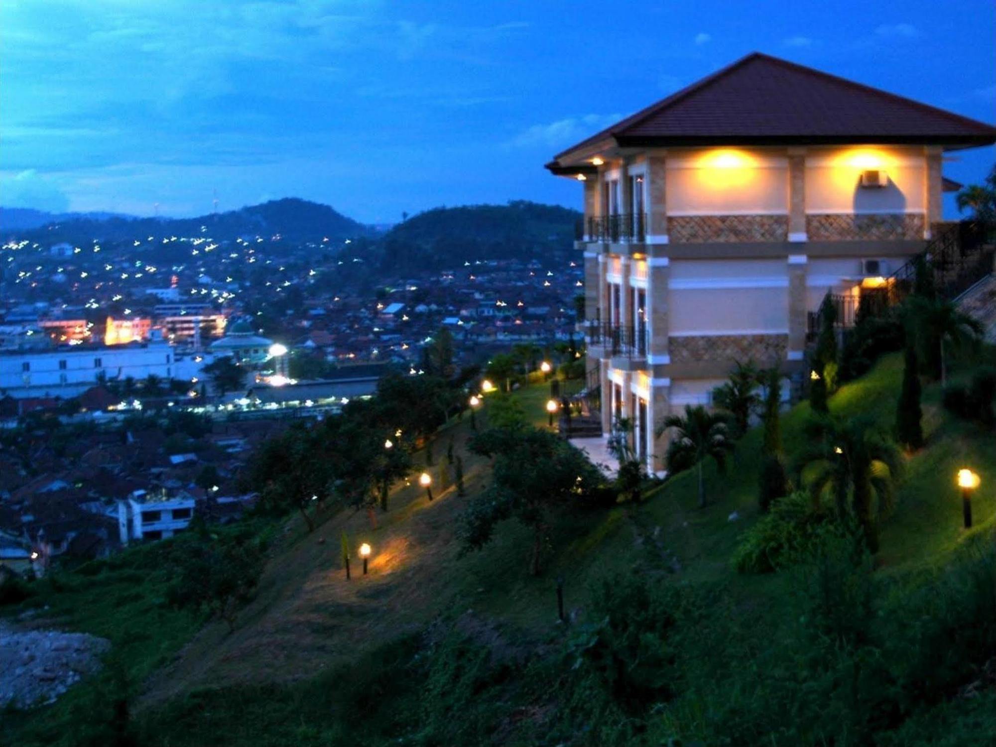 Hotel Bukit Randu And Restaurant 4*